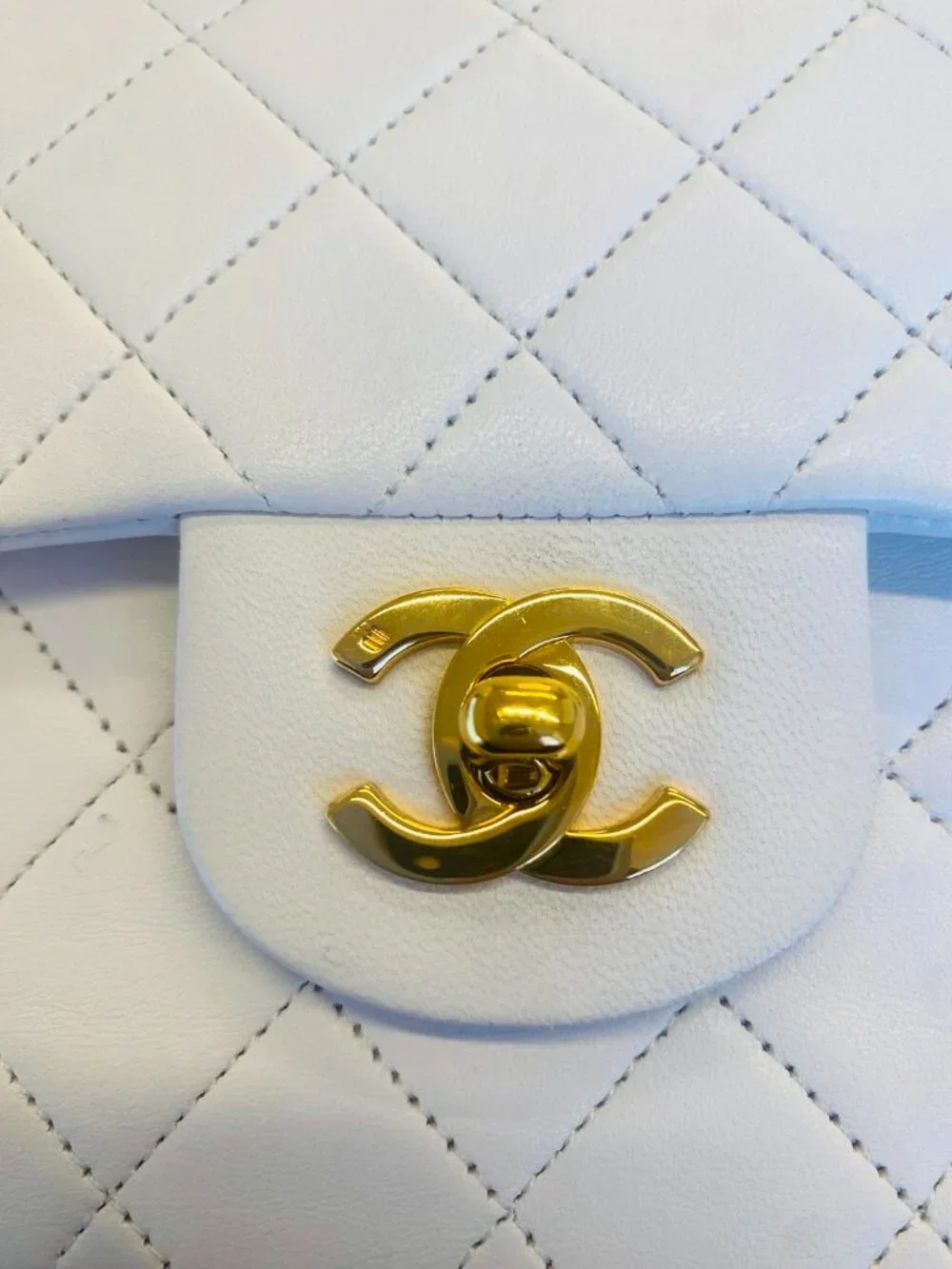 White Chanel Flap Bag Small Classic Flap White Lambskin Gold Hardware Vintage - Picture 15 of 15